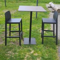 Tavoli da bar con sgabelli