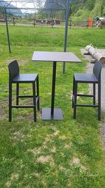 Tavoli da bar con sgabelli