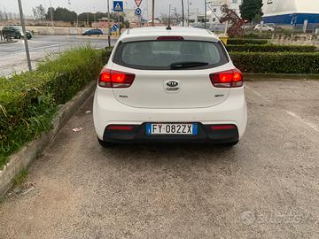 Auto kia ria