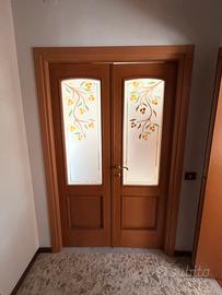Porta in legno con vetro decorato