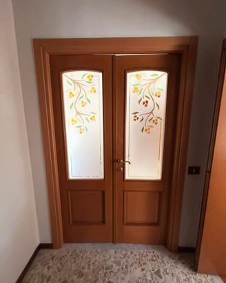 Porta in legno con vetro decorato