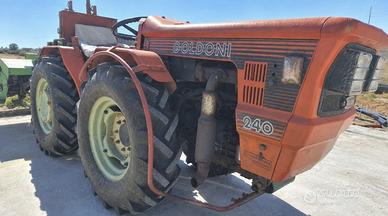 Trattore snodato Goldoni 40 CV. + attrezzature