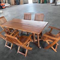 Tavolo e sedie in legno
