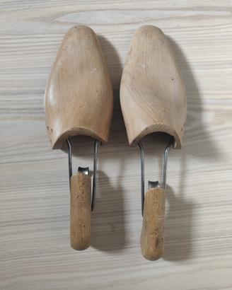 Tendiscarpe antichi in legno calzolaio