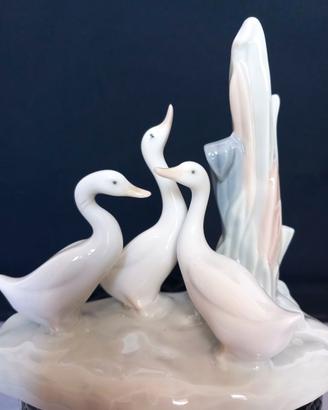 Scultura porcellana Nao "Tre oche in giardino"