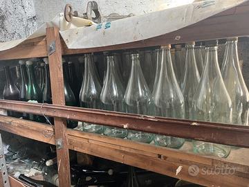 Bottiglie di vino, passata di pomodoro, barattoli