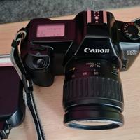 macchina fotografica Canon vintage con rullino più