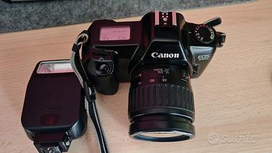 macchina fotografica Canon vintage con rullino più