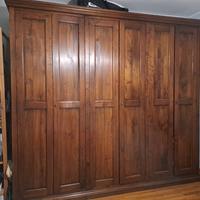 Armadio in legno massello.