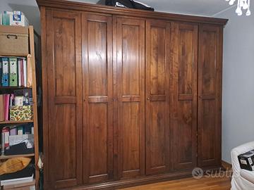Armadio in legno massello.