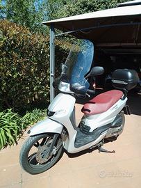 Peugeot Tweet 150 con parabrezza e bauletto