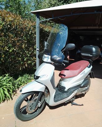 Peugeot Tweet 150 con parabrezza e bauletto