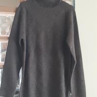 maglione da uomo marrone con collo alto