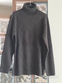 maglione da uomo marrone con collo alto