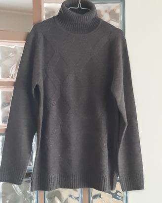 maglione da uomo marrone con collo alto