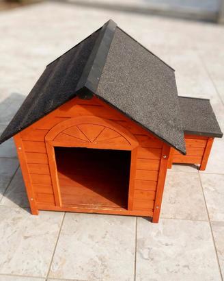 Cuccia in legno con tetto apribile.