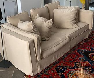 Divano tre posti in lino e piuma.