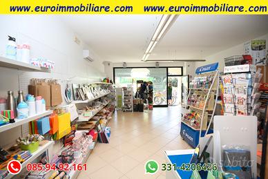 Locale commerciale luminoso e versatile