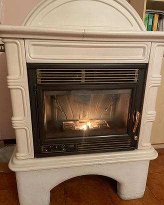 Stufa ventilata a pellet o legna