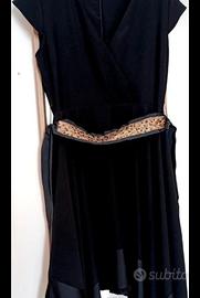 Vestito nero elegante con cintura glitter e gonna