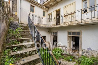 Casa indipendente di 150 m² con più di 5 locali a 