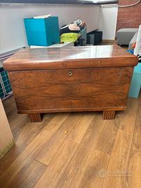 Cassapanca in legno massiccio antica