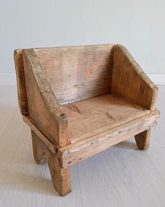 Vecchio sgabello rustico contadino in legno