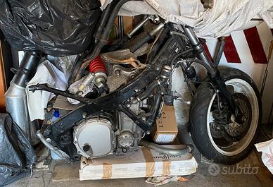 Honda CBR 1000F a pezzi
