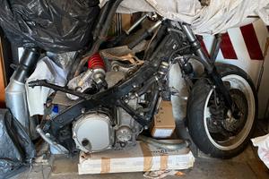 Honda CBR 1000F a pezzi