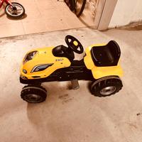 Trattore giocattolo a pedale