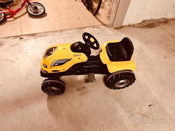 Trattore giocattolo a pedale