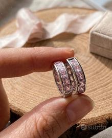 Orecchini color argento con cristalli rosa