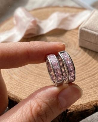 Orecchini color argento con cristalli rosa