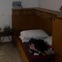 Letto con materasso cassettiere e mensole