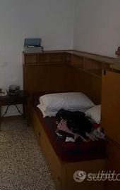 Letto con materasso cassettiere e mensole