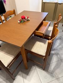 Tavolo e cinque sedie in legno