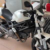 DUCATI MONSTER 696