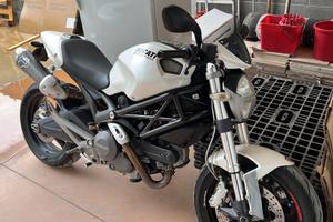 DUCATI MONSTER 696