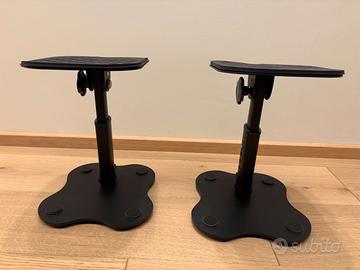 Coppia di supporti per diffusori monitor.
