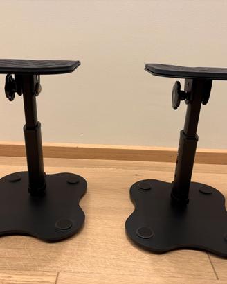 Coppia di supporti per diffusori monitor.