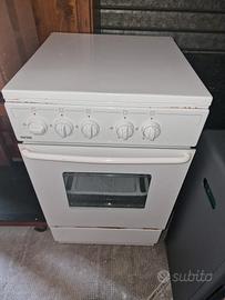 Cucina a gas con forno Ignis.