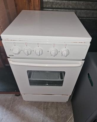 Cucina a gas con forno Ignis.