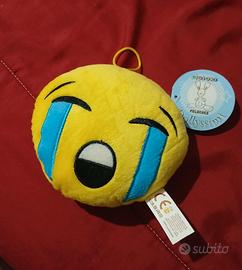peluche emoji piangente