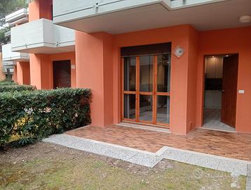 Appartamento piano terra in villaggio con piscina