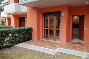 Appartamento piano terra in villaggio con piscina