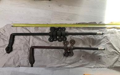 Vecchi chiavistelli in ferro battuto