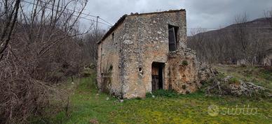 Rustico in alta collina vicino Torrente Lacerno