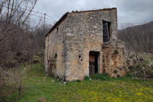 Rustico in alta collina vicino Torrente Lacerno