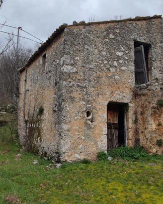 Rustico in alta collina vicino Torrente Lacerno