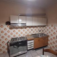 Pensili da cucina, tavolo e sedie